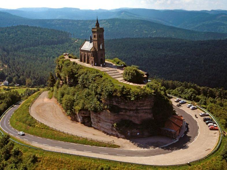 Vue paysage avec un rocher et église